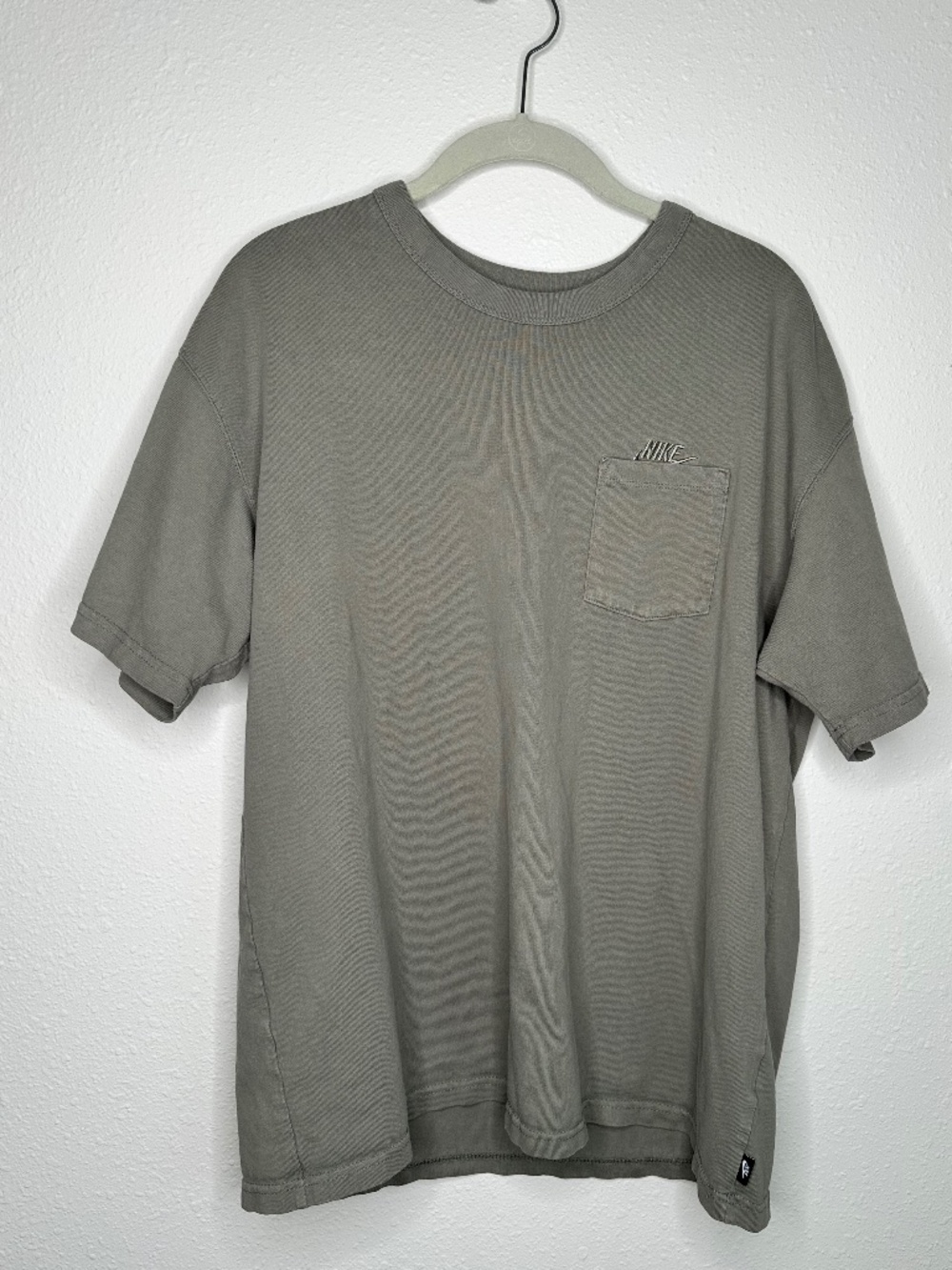 Nike Men's Premium Essential Pocket Short Sleeve T-Shirt, Size Large